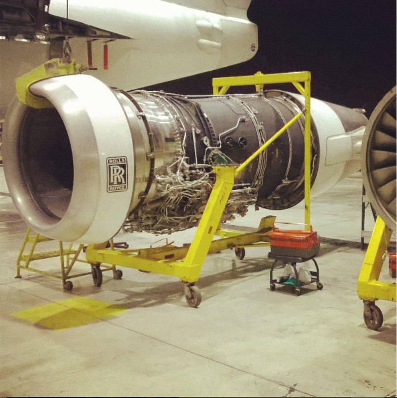 Motor de aeronave em hangar durante intervenção de manutenção