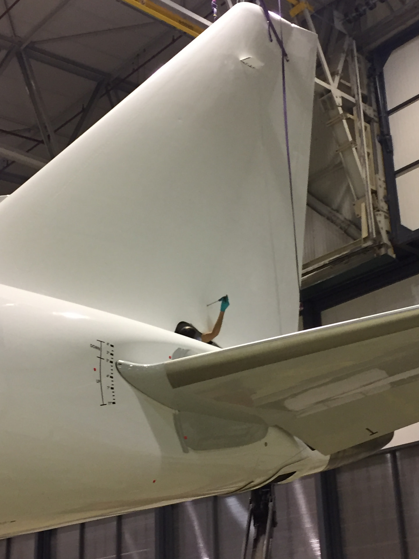 Técnico a trabalhar na deriva de uma aeronave em hangar