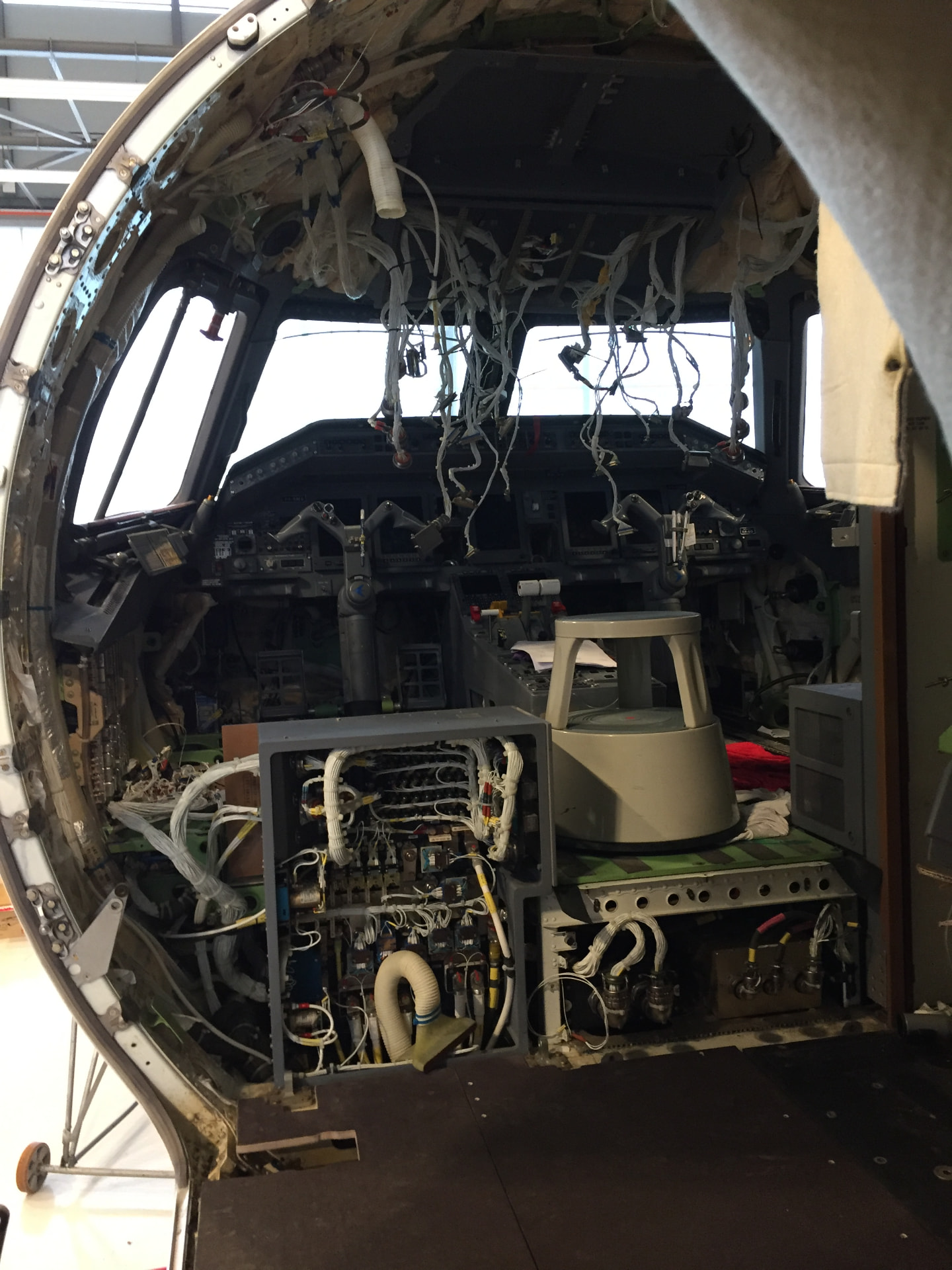 Cockpit de aeronave em intervenção profunda de sistemas e cablagem